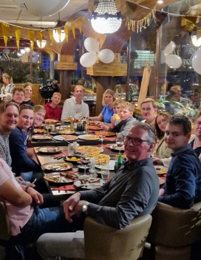 Een groep gasten die een feest viert bij San Mario's in Zeewolde