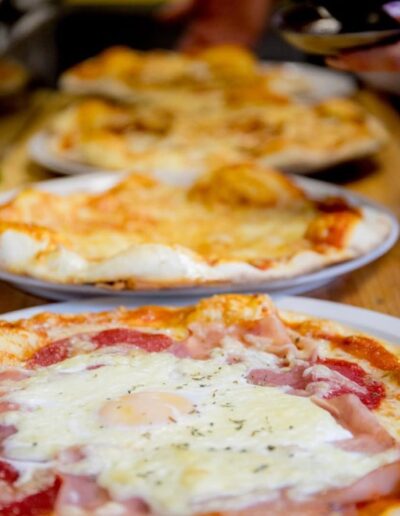 Huisgemaakte pizza van Italiaans Restaurant San Mario's in Zeewolde