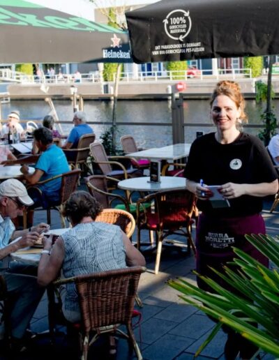 Medewerker bediening op het terras van Italiaans Restaurant San Mario's in Zeewolde